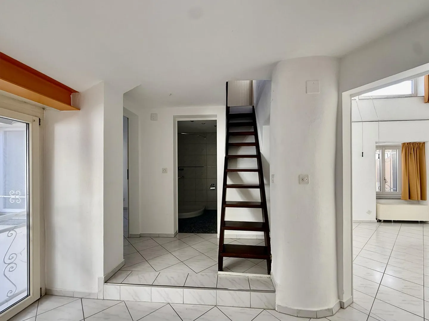SOUS-LOCATION - PARTIE DE MAISON DANS UNE COUR À STABIO - Photo 8 sur 9
