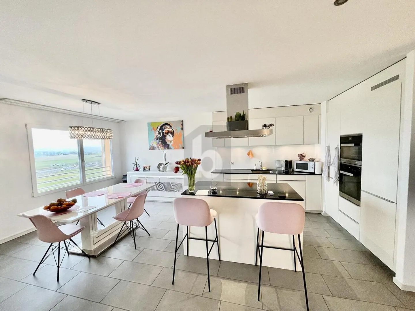 Moderne, helles Wohnung mit großem Balkon - Foto 1 von 6