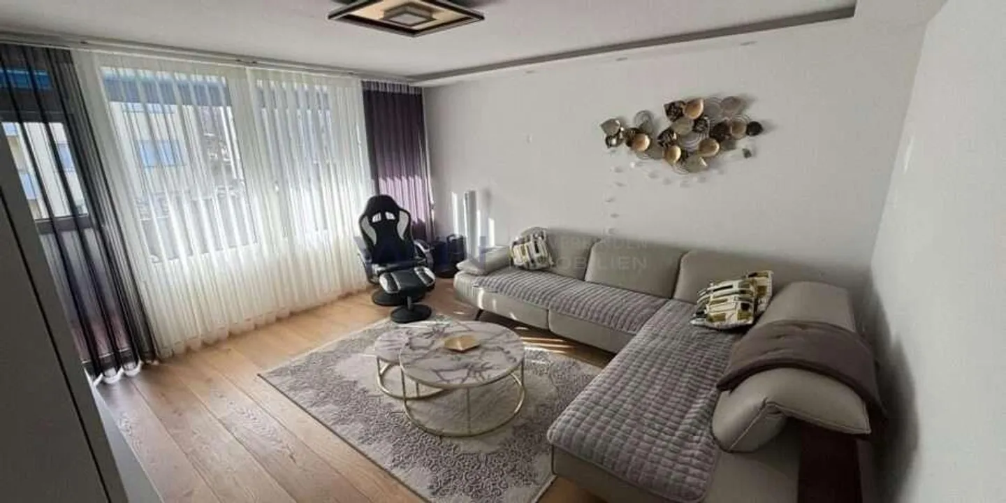 Top renovated 4.5-room apartment - Photo 3 of 13