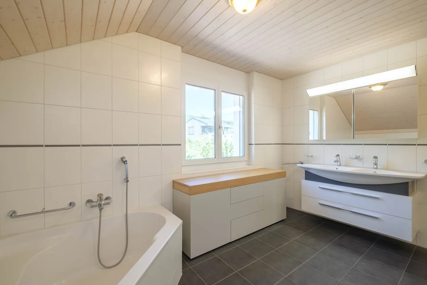 Family villa with lake view, quiet in Bassins - Photo 11 of 13