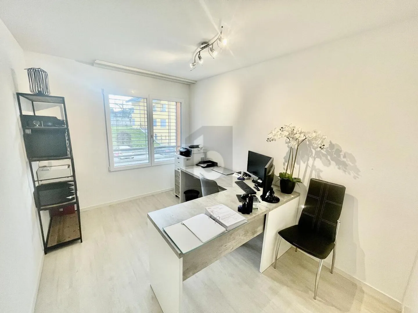 Moderne, helles Wohnung mit großem Balkon - Foto 4 von 6