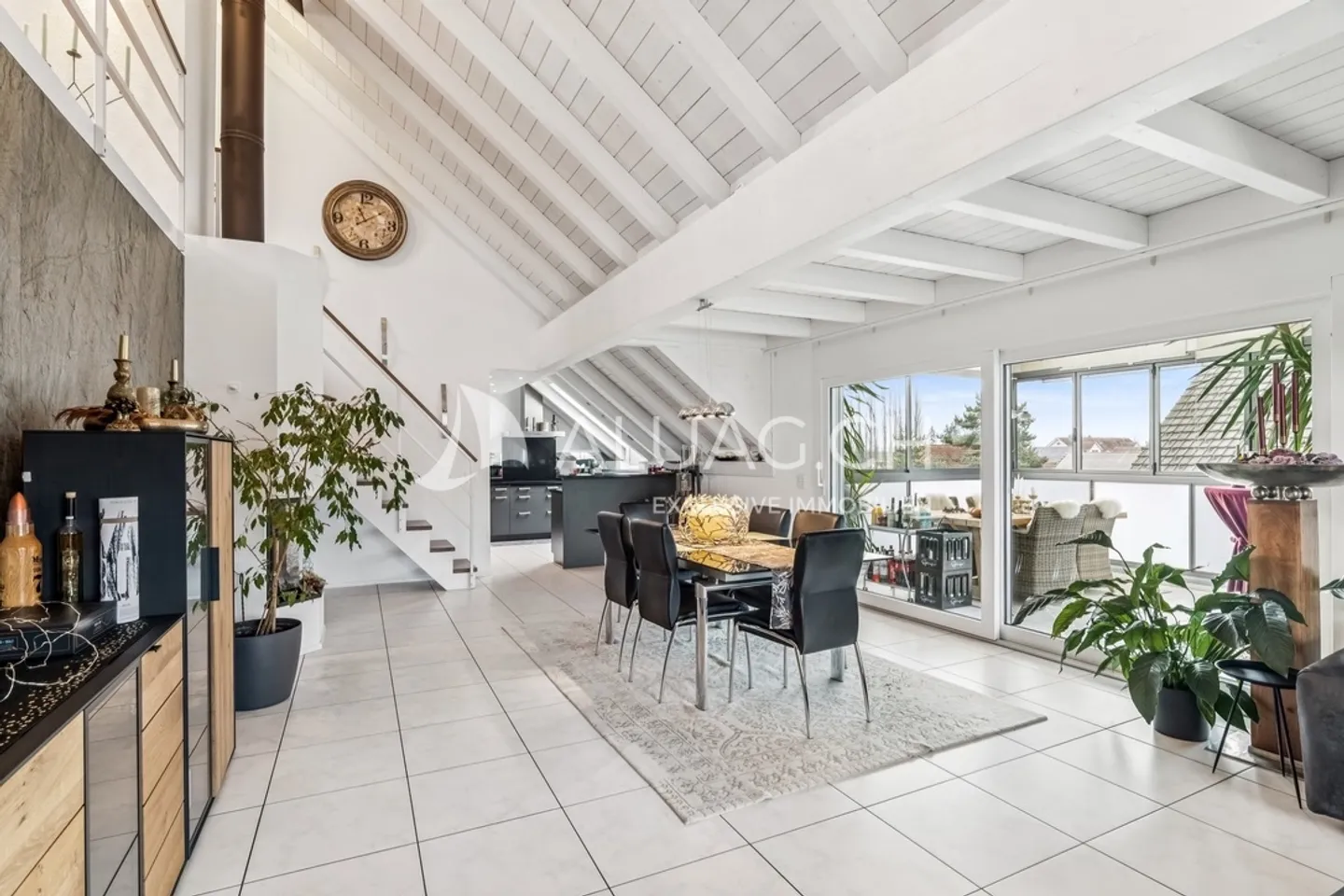 Comfortable Duplex Apartment with Loggia - Photo 4 of 17