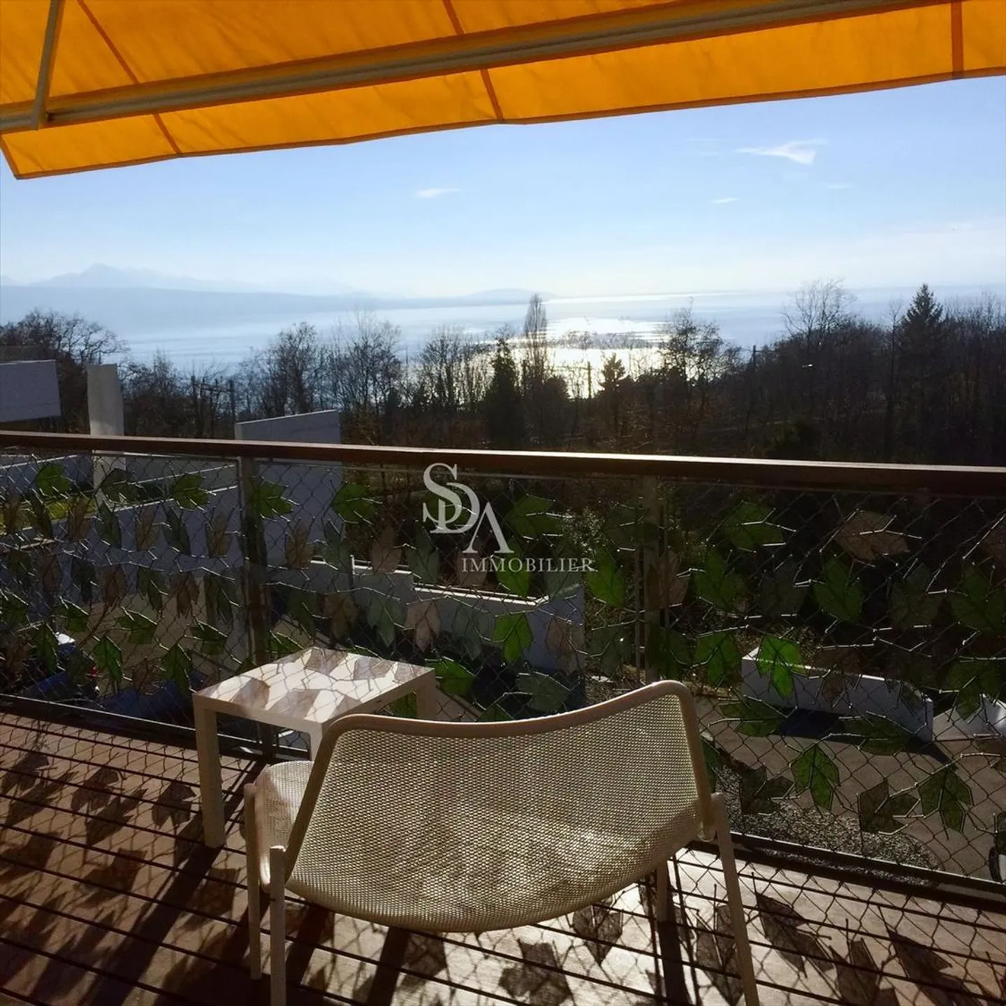Elegante appartamento attico con vista lago - Foto 1 di 13