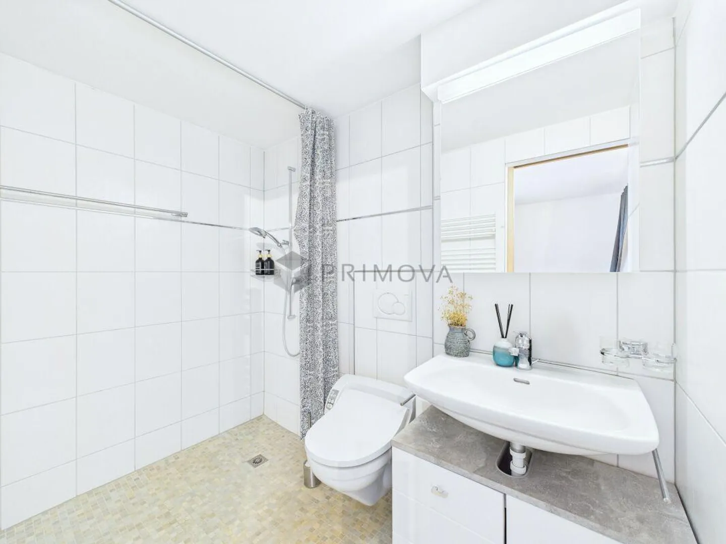 Ultima possibilità per la tua casa da sogno con una vista sensazionale sul lago e sulle montagne! - Foto 16 di 18