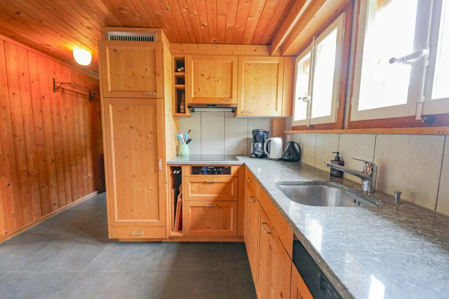 Gemütliches Wohnhaus mit zwei Wohneinheiten, grosszügigem Umschwung und schönem Ausblick - Foto 4 von 6