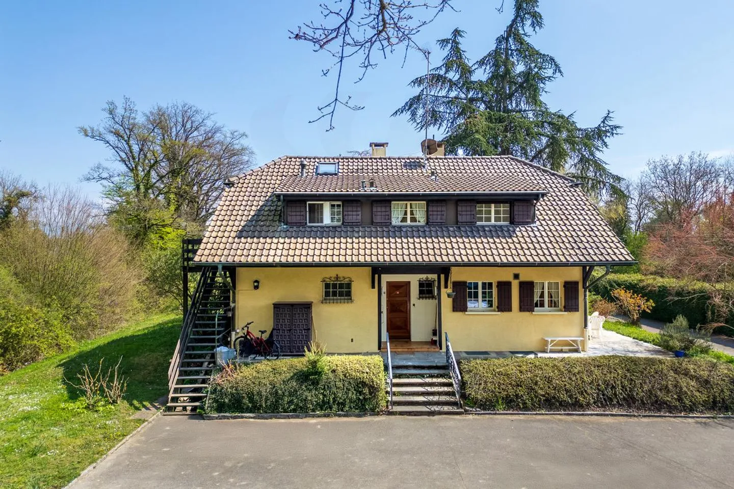 Schöne Familienvilla mit einem privaten Wald - Foto 1 von 14