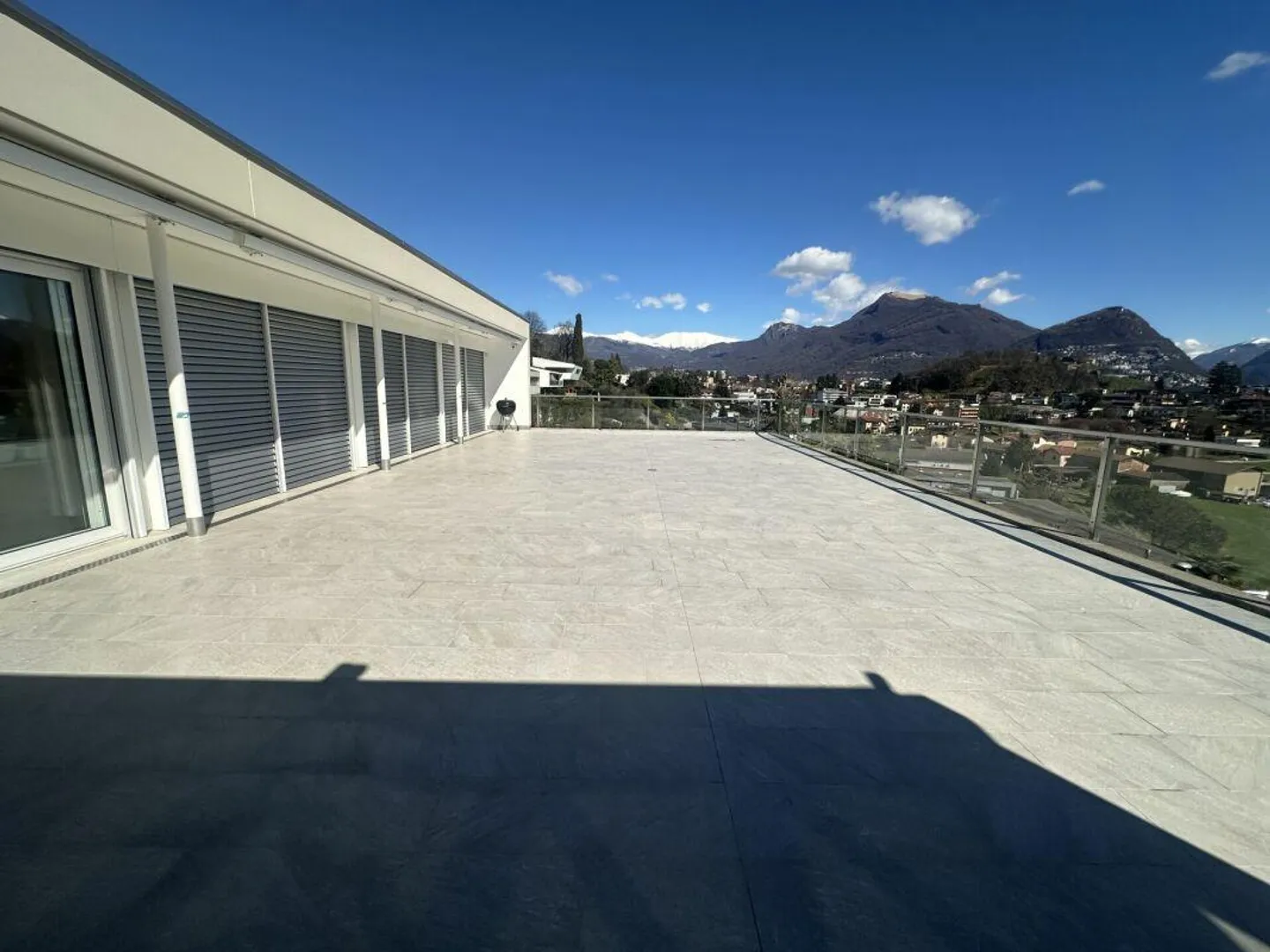 Bellissimo appartamento di 6 stanze con grande terrazza - Foto 1 di 11