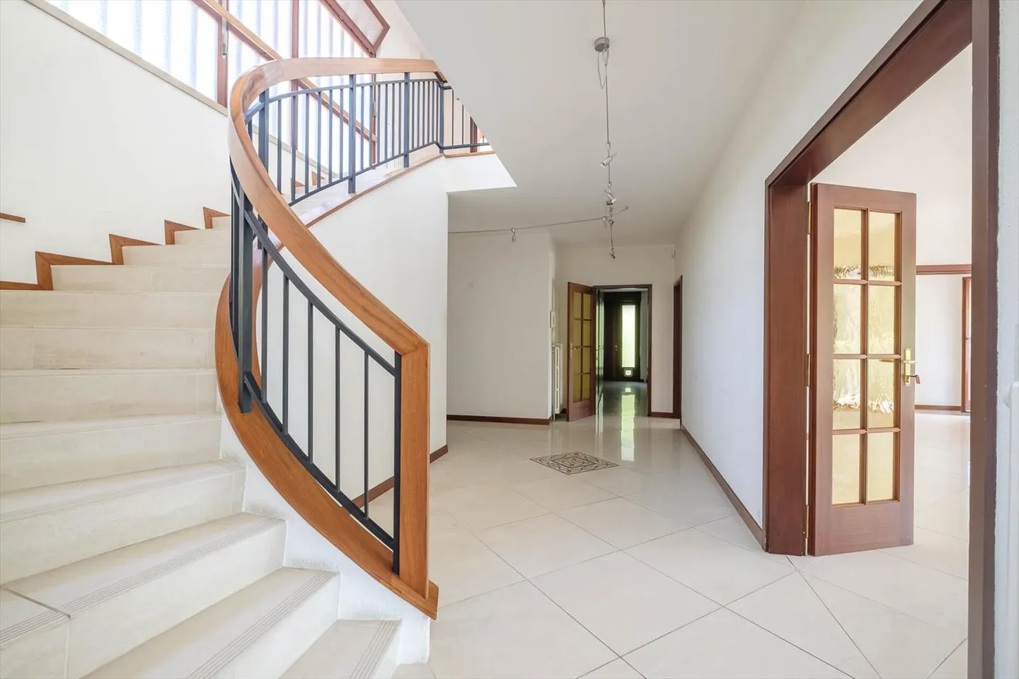 Villa avec beaux volumes et jardin arboré - Lancy - Photo 3 sur 9