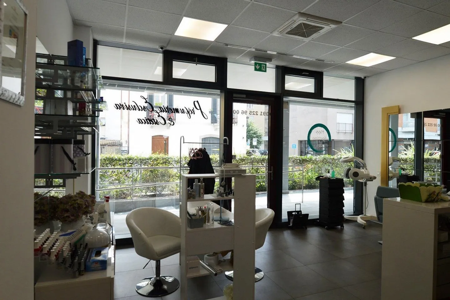 LOCALE COMMERCIALE AL PIANTERRENO CON VETRINE - Foto 3 di 5