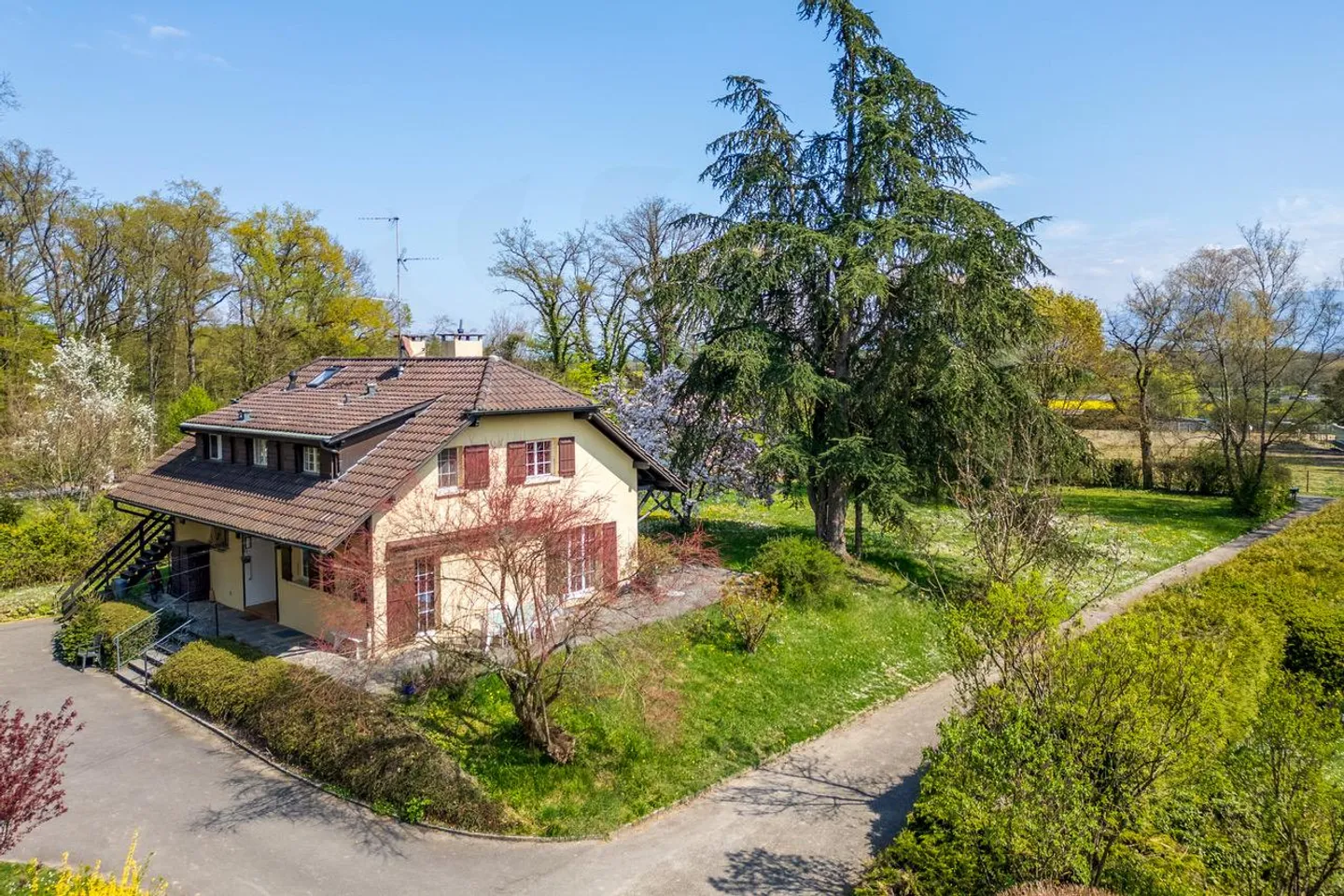 Schöne Familienvilla mit einem privaten Wald - Foto 2 von 14