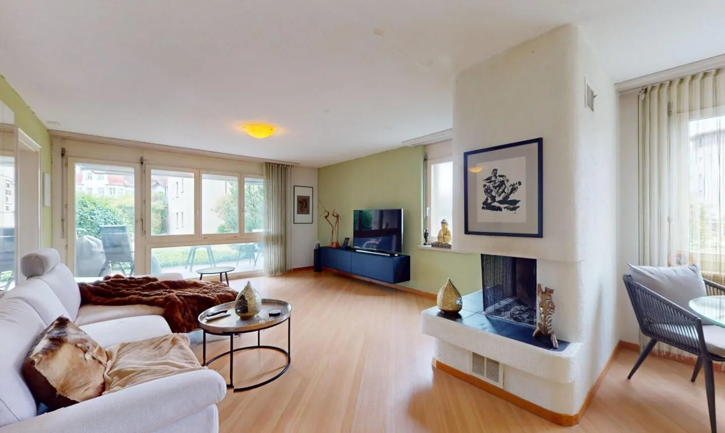 Plaisir de vivre avec style - appartement de 4,5 pièces avec cheminée, terrasse et loggia - Photo 3 sur 11