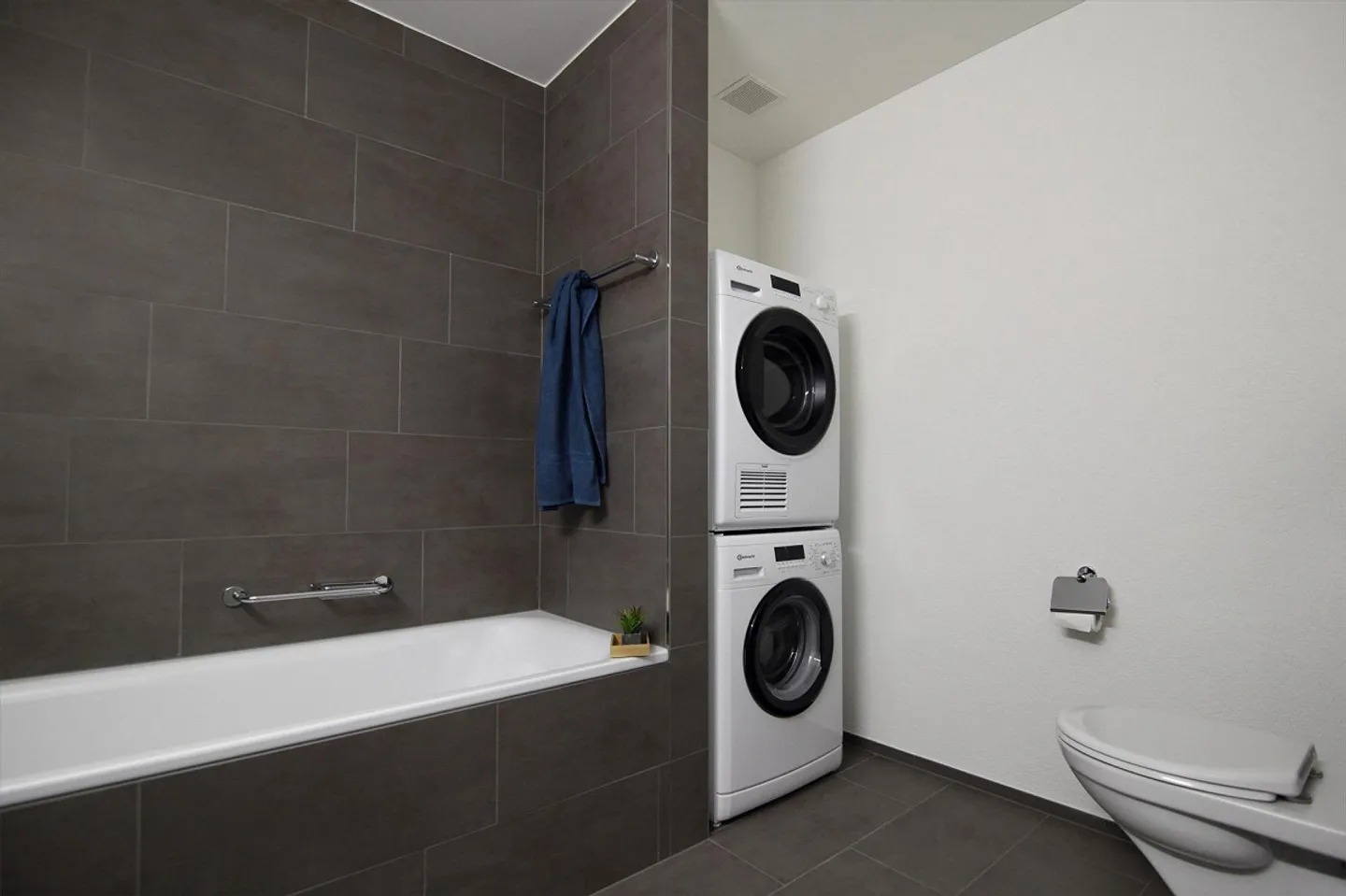 Appartement moderne avec cuisine ouverte - Photo 4 sur 7