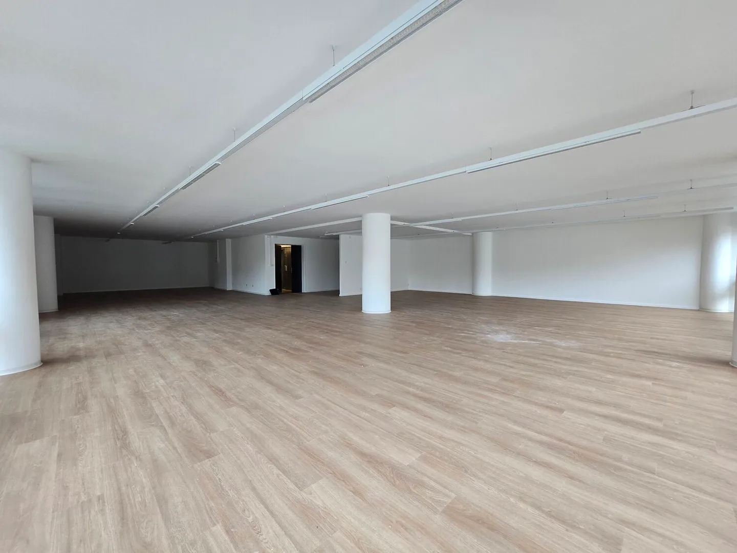 Office space for rent - Photo 1 of 13