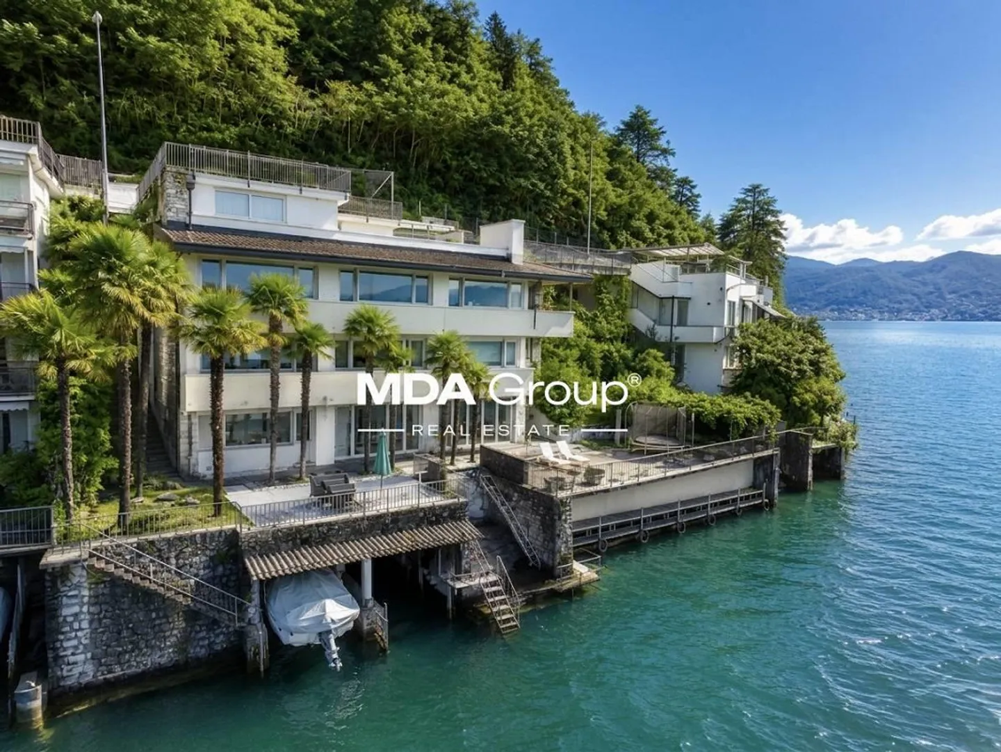 Atemberaubende Villa mit Seeblick - Foto 1 von 13
