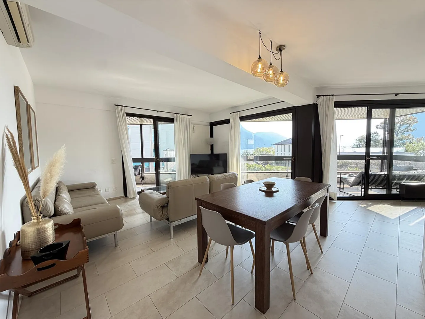 ELEGANTE MÖBLIERTE 4,5-ZIMMER-WOHNUNG MIT TERRASSEN UND SEEBLICK CASSARATE - Foto 2 von 13