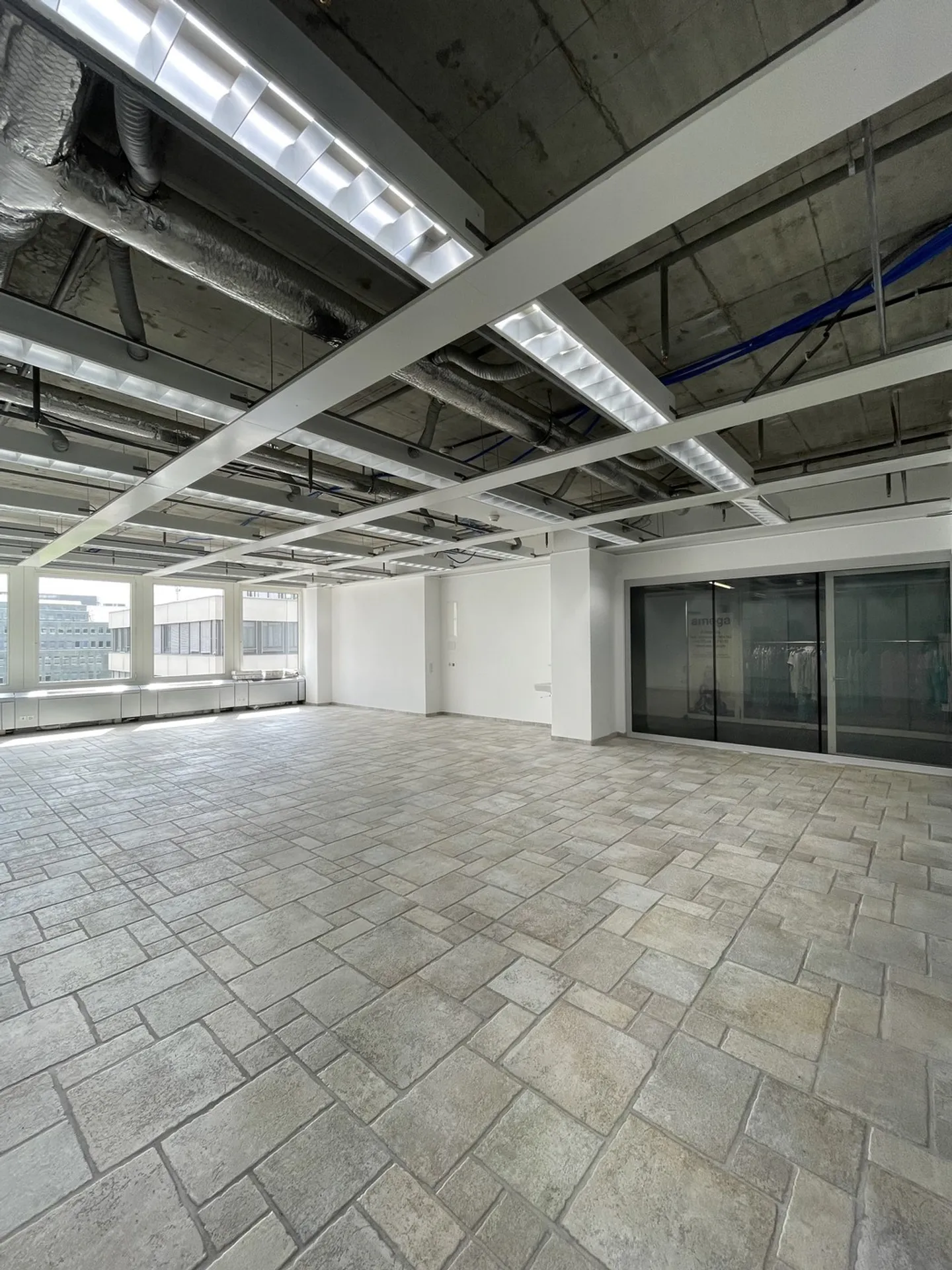 FOR RENT - Commercial Space 101.30m² - Photo 1 of 3