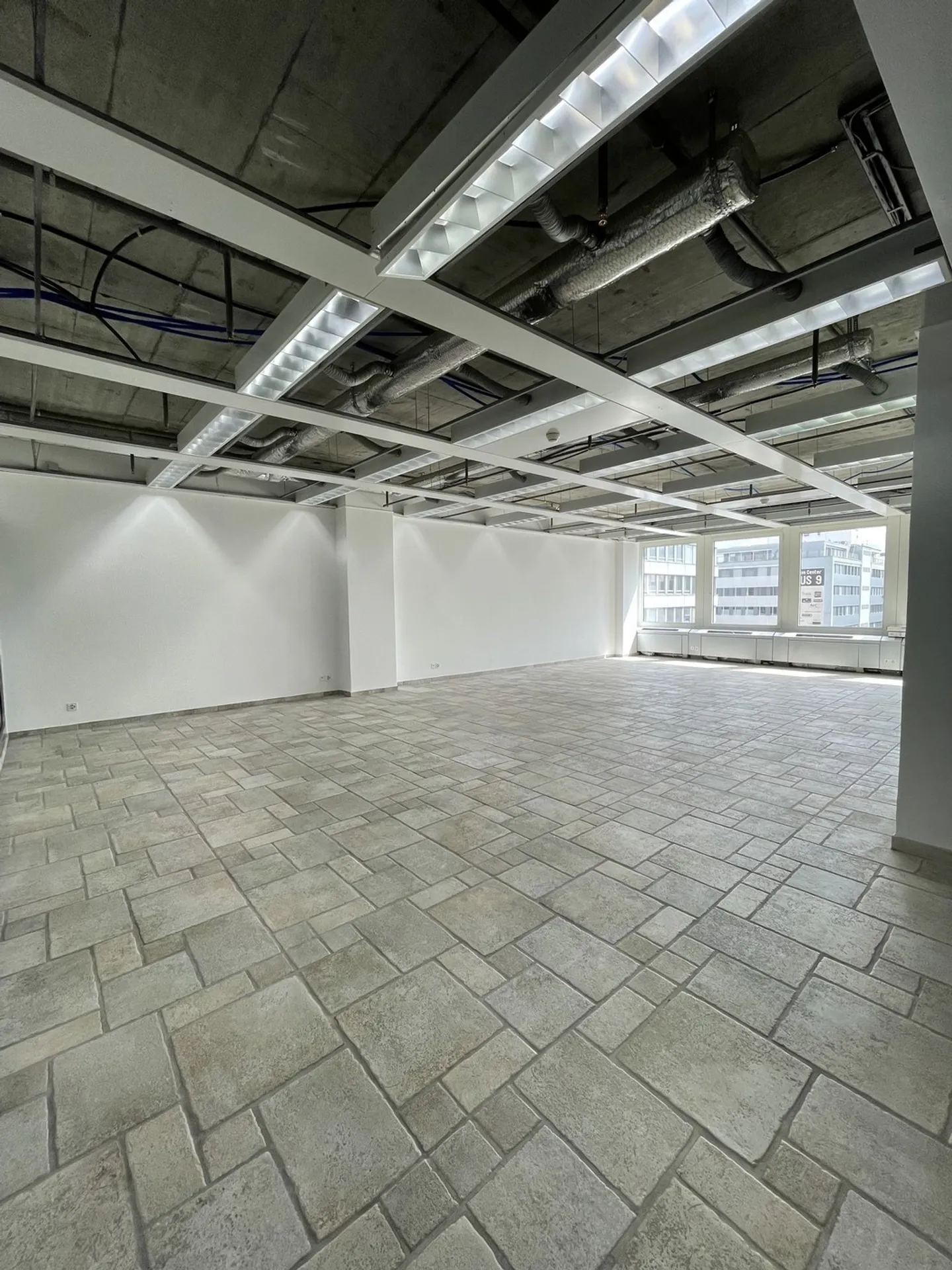 FOR RENT - Commercial Space 101.30m² - Photo 2 of 3