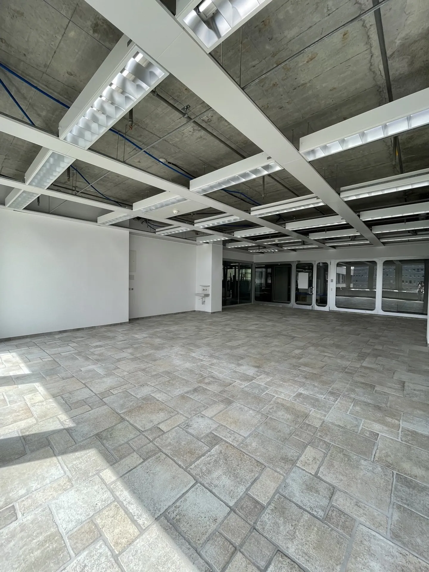 FOR RENT - Commercial Space 101.30m² - Photo 3 of 3