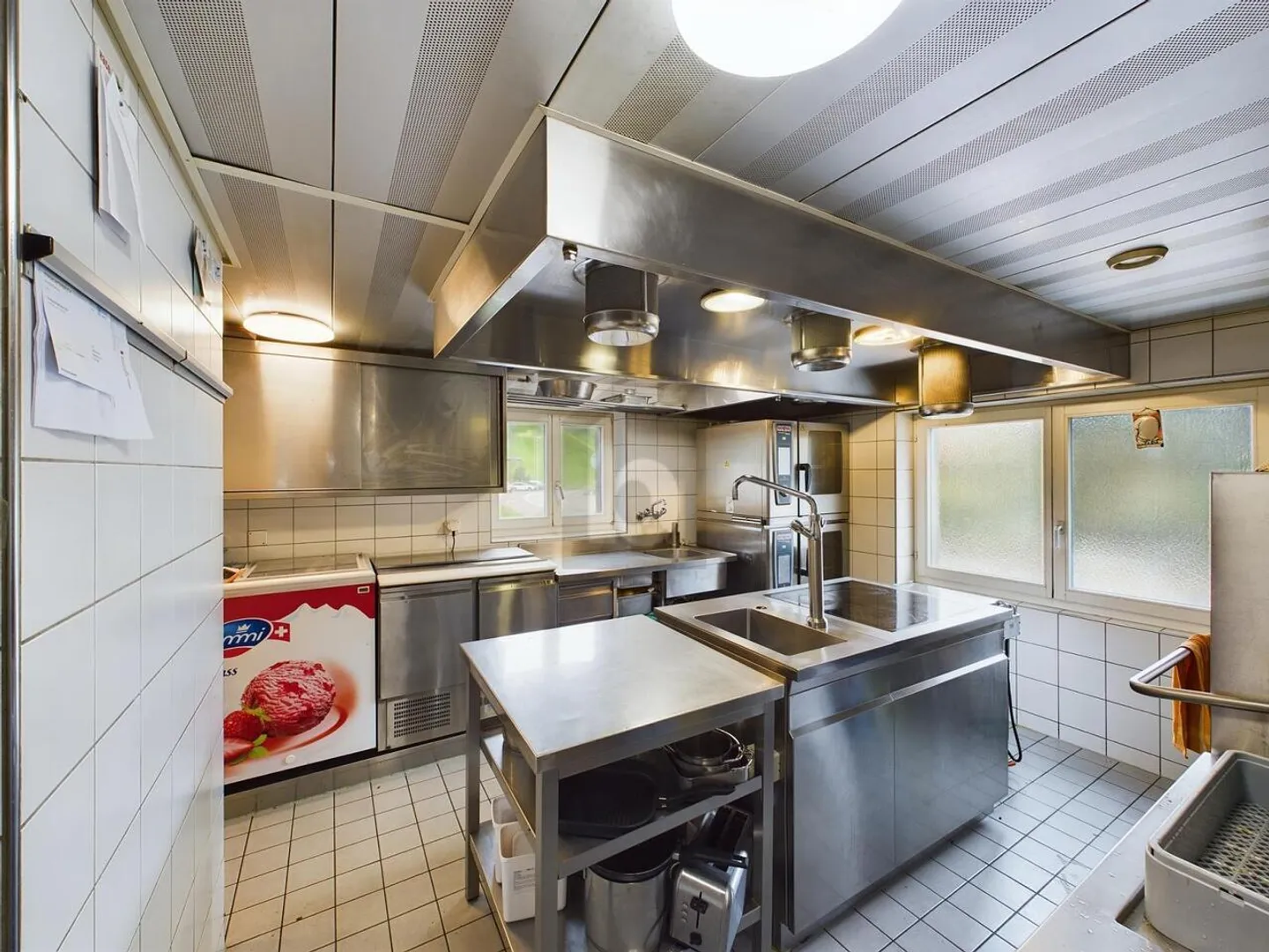 SANIERTES TRADITIONSLOKAL MIT 25 PARKPLÄTZEN - Foto 3 di 6