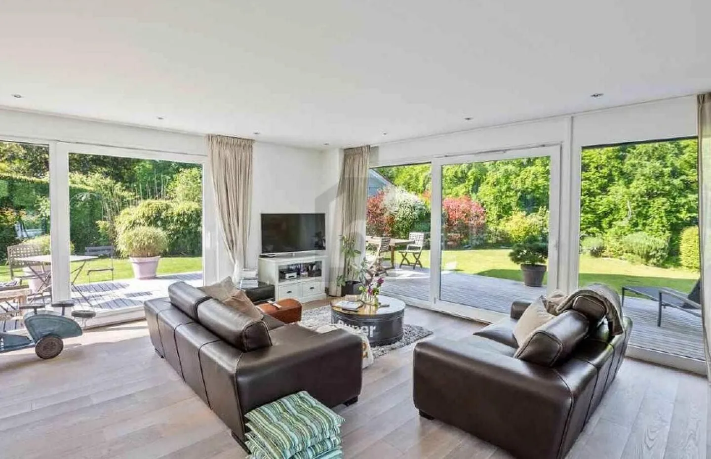 MAGNIFICENT SPACIOUS HOUSE WITH LARGE GARDEN - Photo 2 of 6