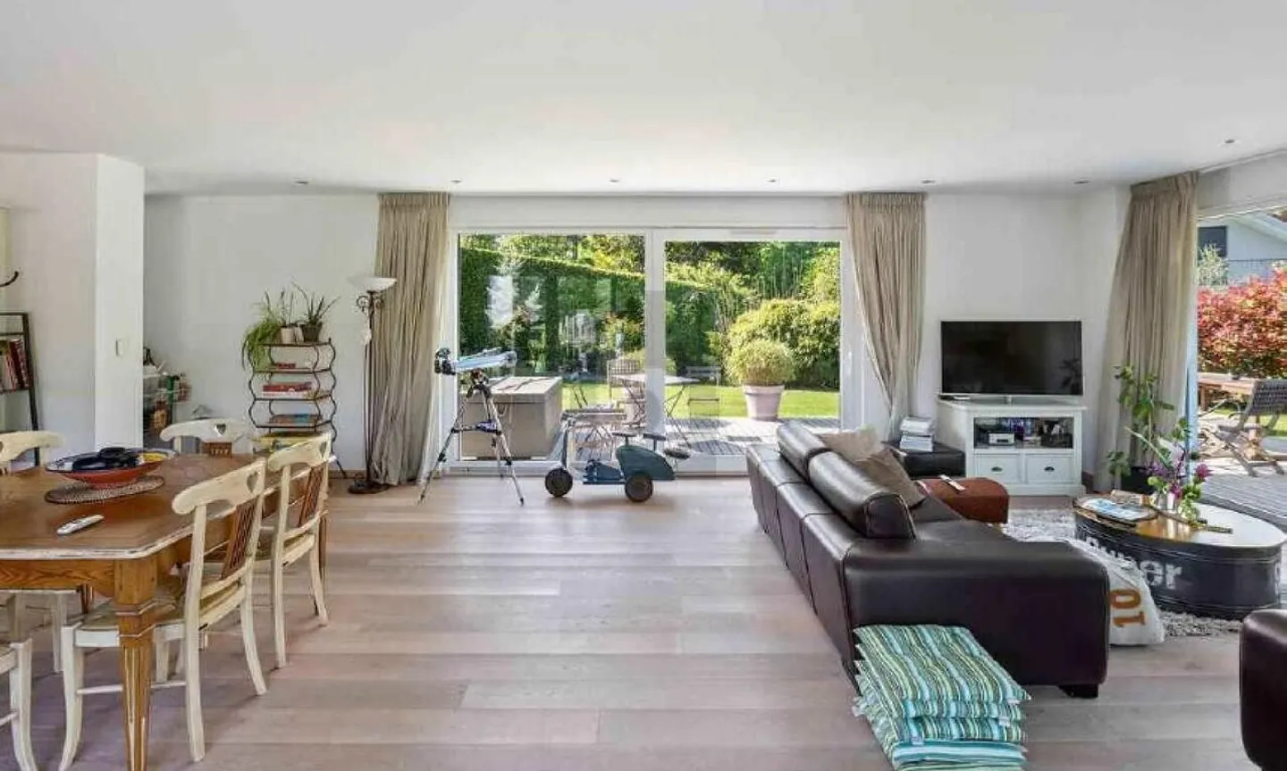 MAGNIFICENT SPACIOUS HOUSE WITH LARGE GARDEN - Photo 3 of 6