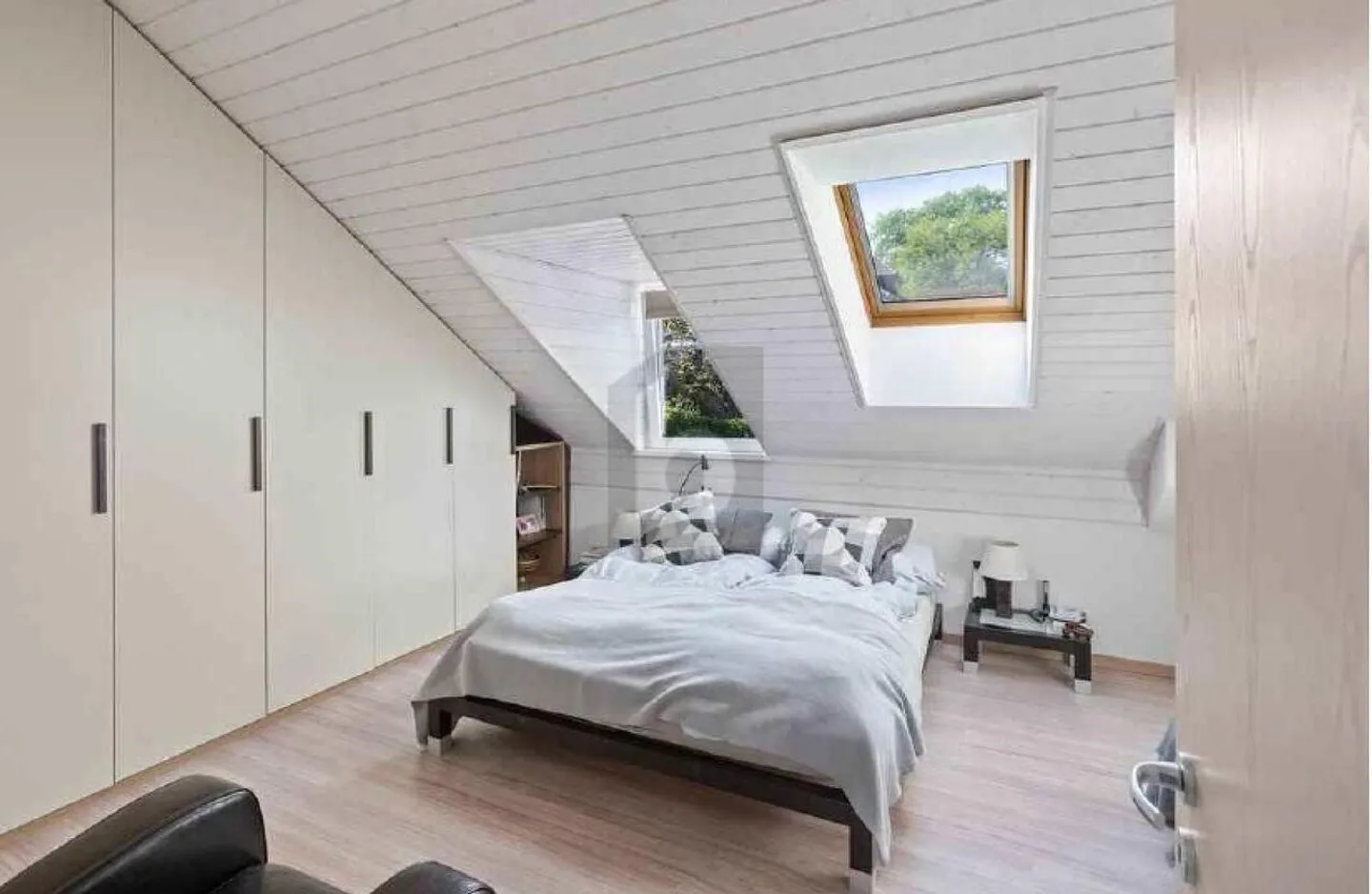 MAGNIFICENT SPACIOUS HOUSE WITH LARGE GARDEN - Photo 4 of 6