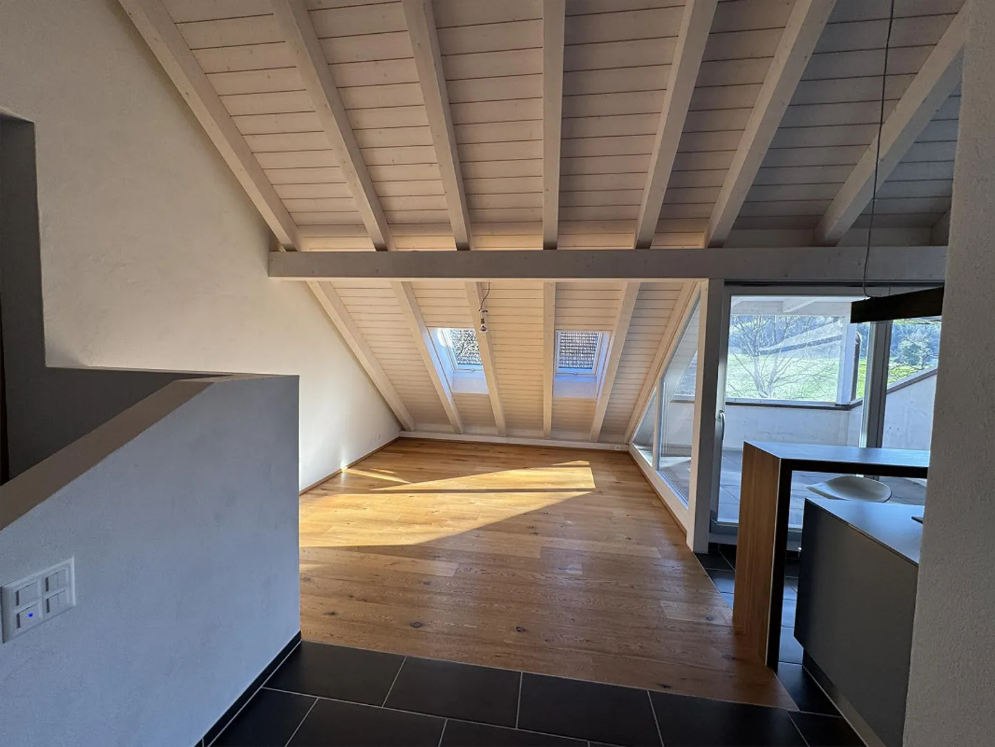 Bellissimo appartamento mansardato luminoso di 5.5 stanze con balcone - Foto 6 di 22