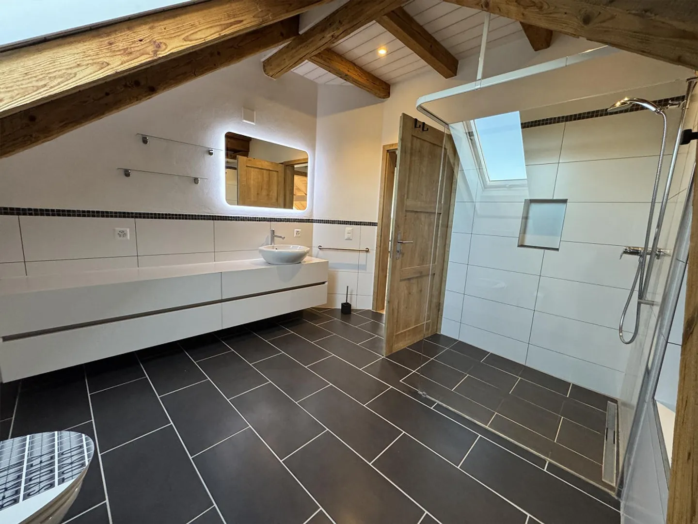 Bellissimo appartamento mansardato luminoso di 5.5 stanze con balcone - Foto 3 di 22