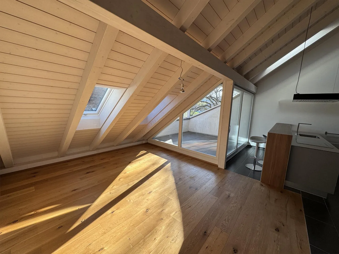 Bellissimo appartamento mansardato luminoso di 5.5 stanze con balcone - Foto 16 di 22