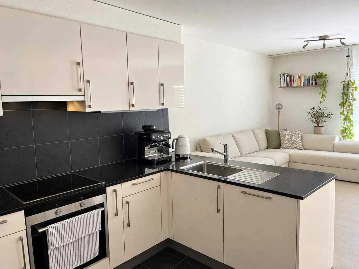 Charming 2.5-Room Apartment - Photo 2 of 2