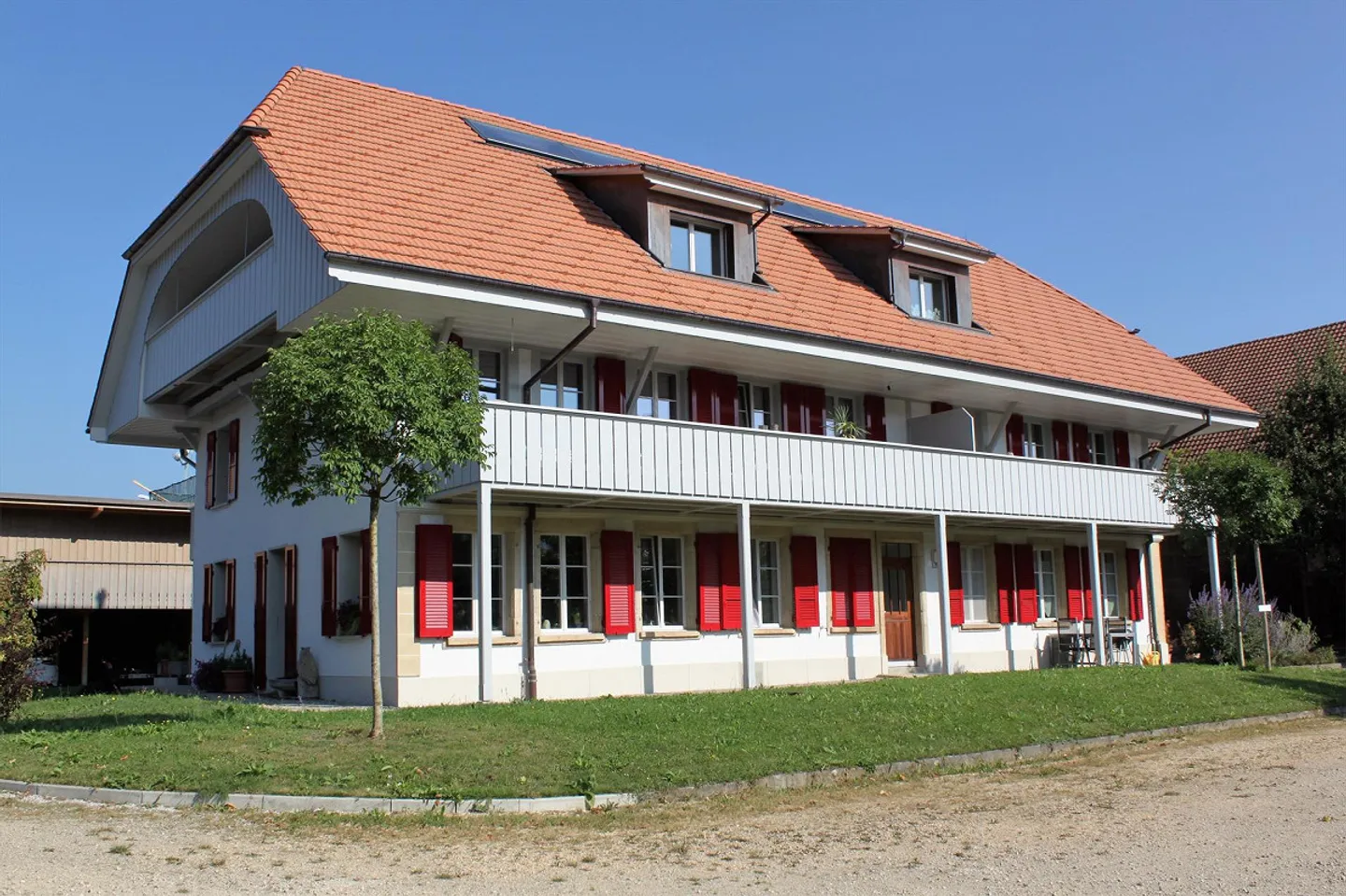 Incantevole appartamento mansardato 4.5 locali con balcone a Radelfingen - Foto 1 di 11