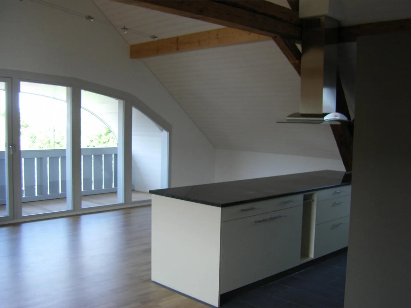 Incantevole appartamento mansardato 4.5 locali con balcone a Radelfingen - Foto 3 di 11