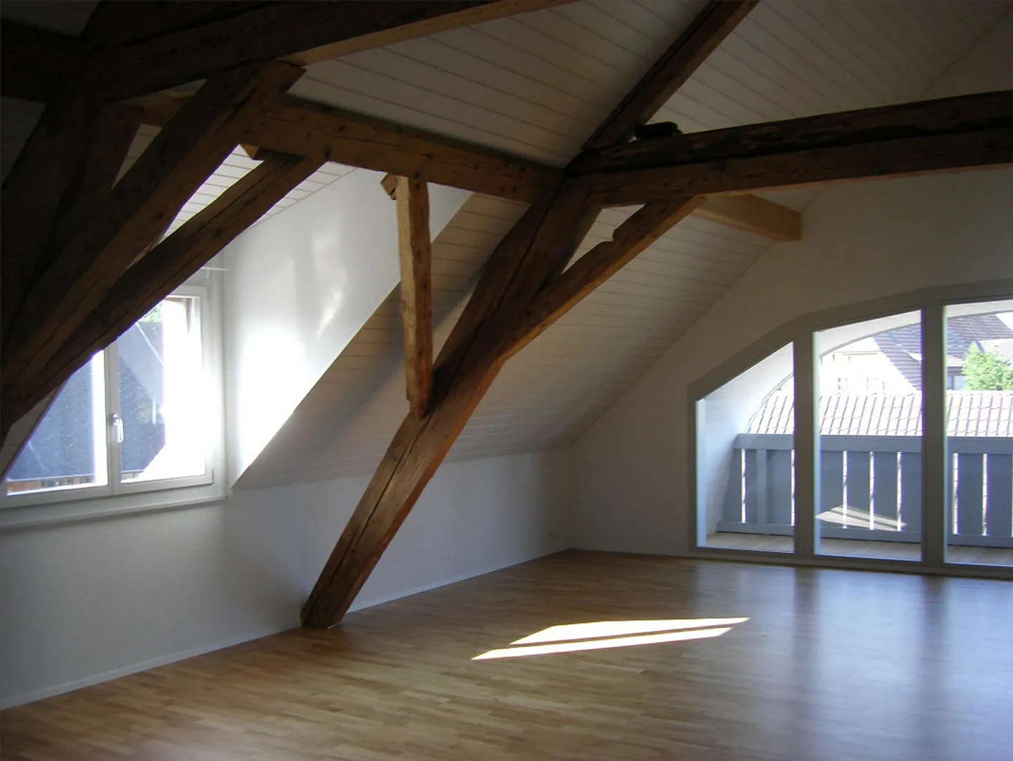 Incantevole appartamento mansardato 4.5 locali con balcone a Radelfingen - Foto 2 di 11