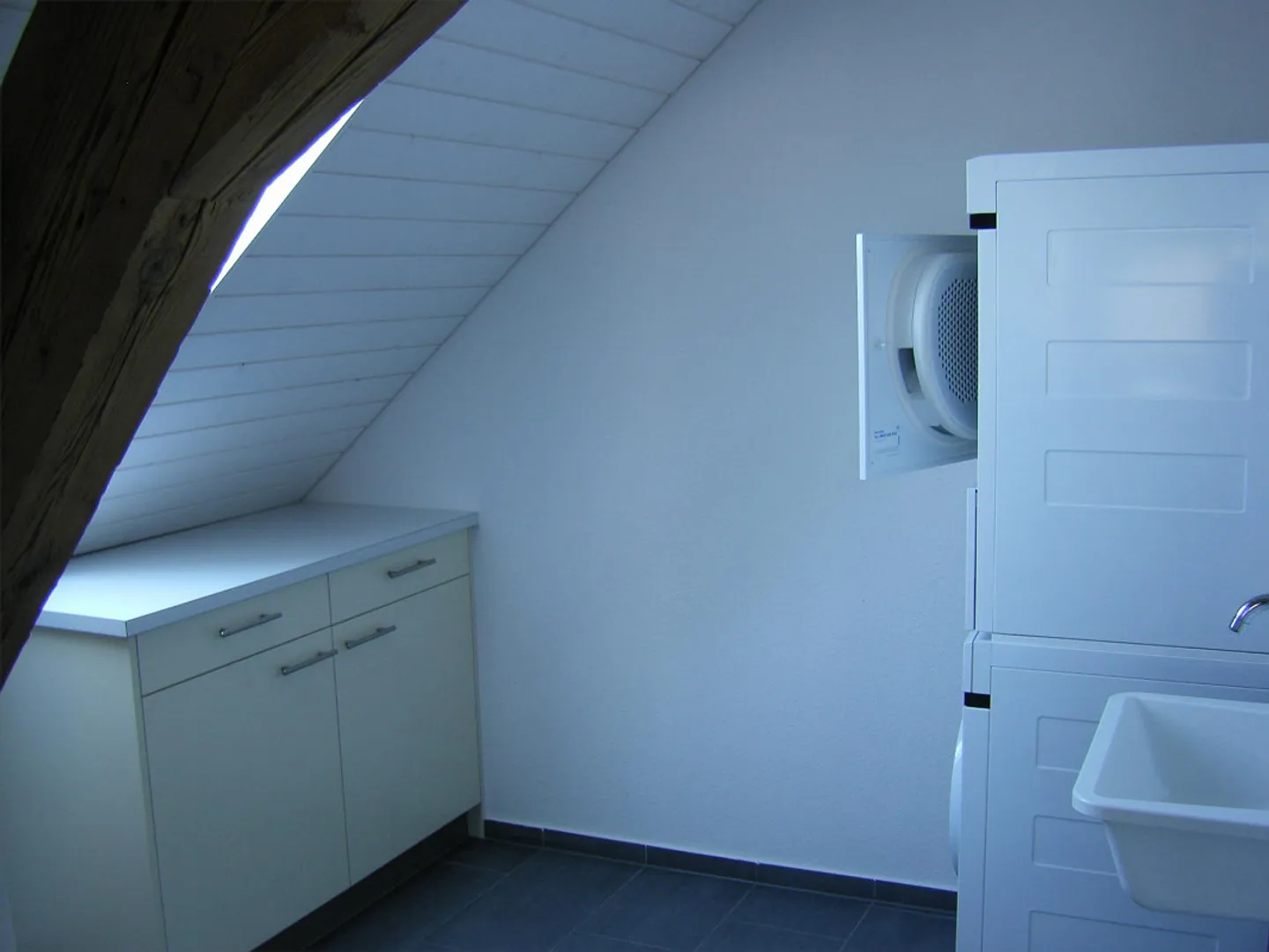 Incantevole appartamento mansardato 4.5 locali con balcone a Radelfingen - Foto 6 di 11