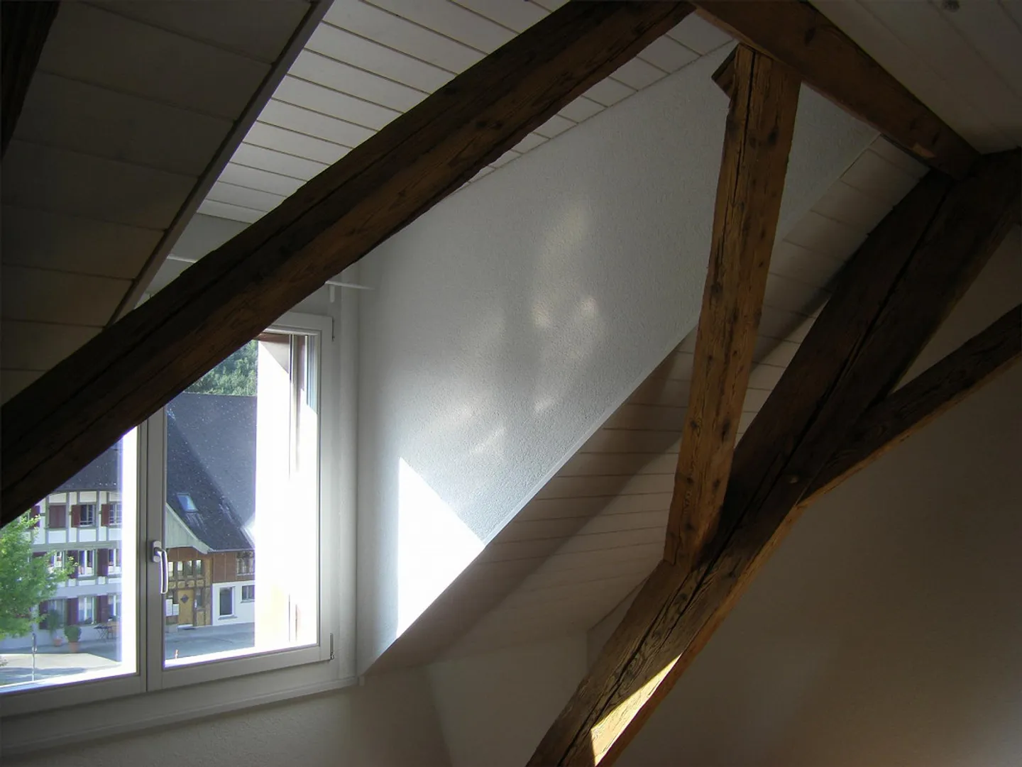 Incantevole appartamento mansardato 4.5 locali con balcone a Radelfingen - Foto 8 di 11