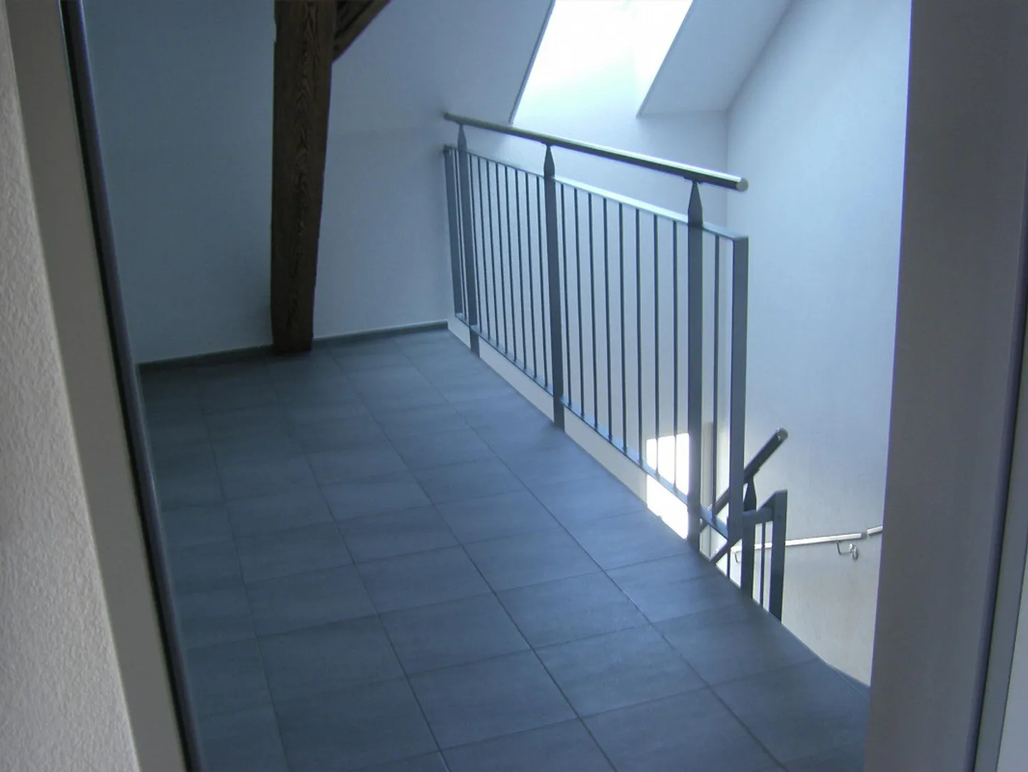 Incantevole appartamento mansardato 4.5 locali con balcone a Radelfingen - Foto 10 di 11
