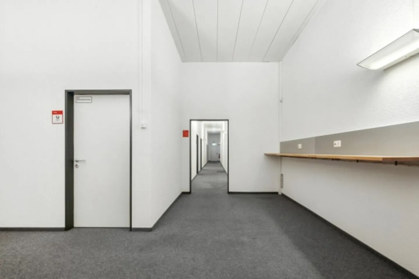 Bureau individuel climatisé avec petit espace de stockage - Photo 1 sur 1