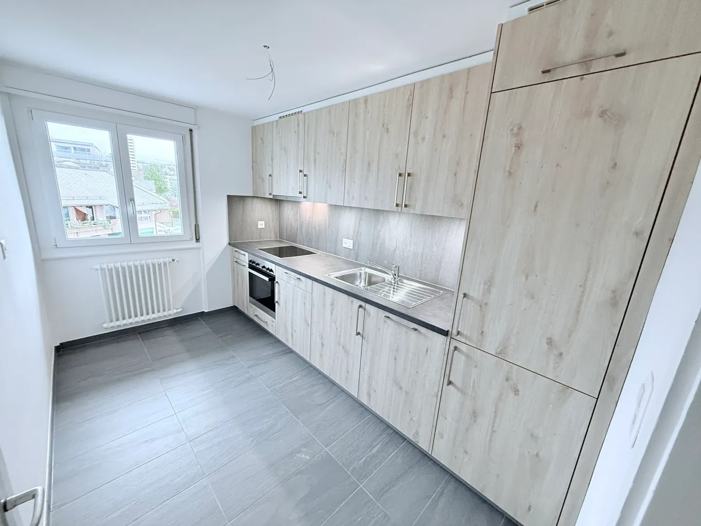 Appartement rénové avec balcon - Photo 2 sur 6