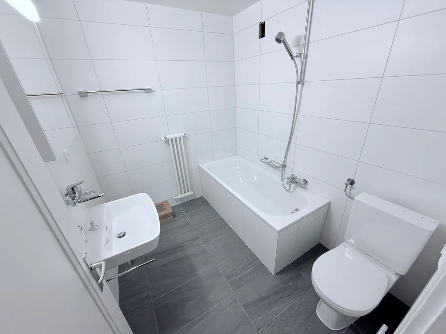 Appartement rénové avec balcon - Photo 3 sur 6