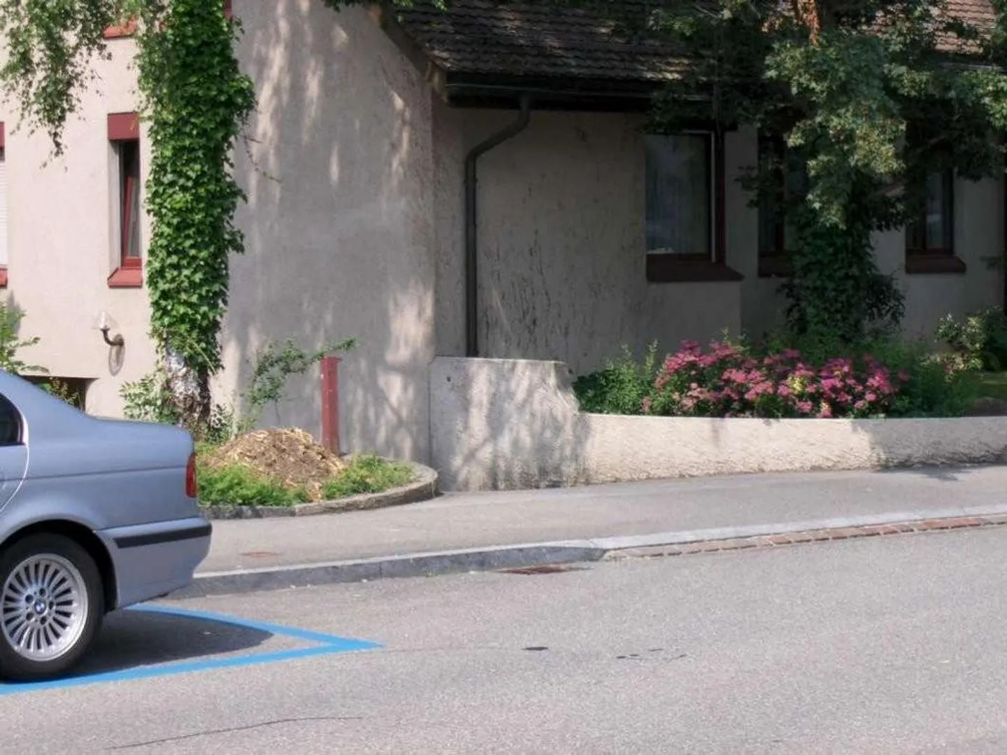 Parking space in Zurich-Witikon limited until 31.03.2028 - Photo 2 of 2