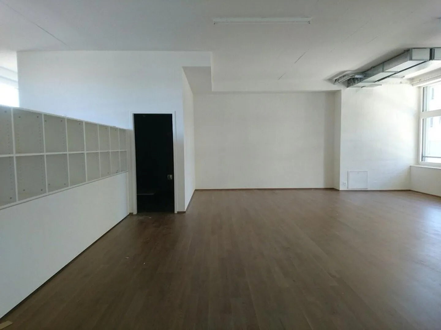 Locaux commerciaux (148m2) avec kitchenette et balcon - Photo 5 sur 9