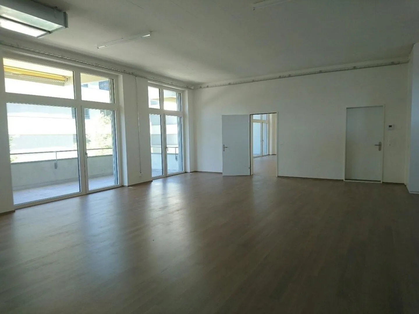Locaux commerciaux (148m2) avec kitchenette et balcon - Photo 6 sur 9