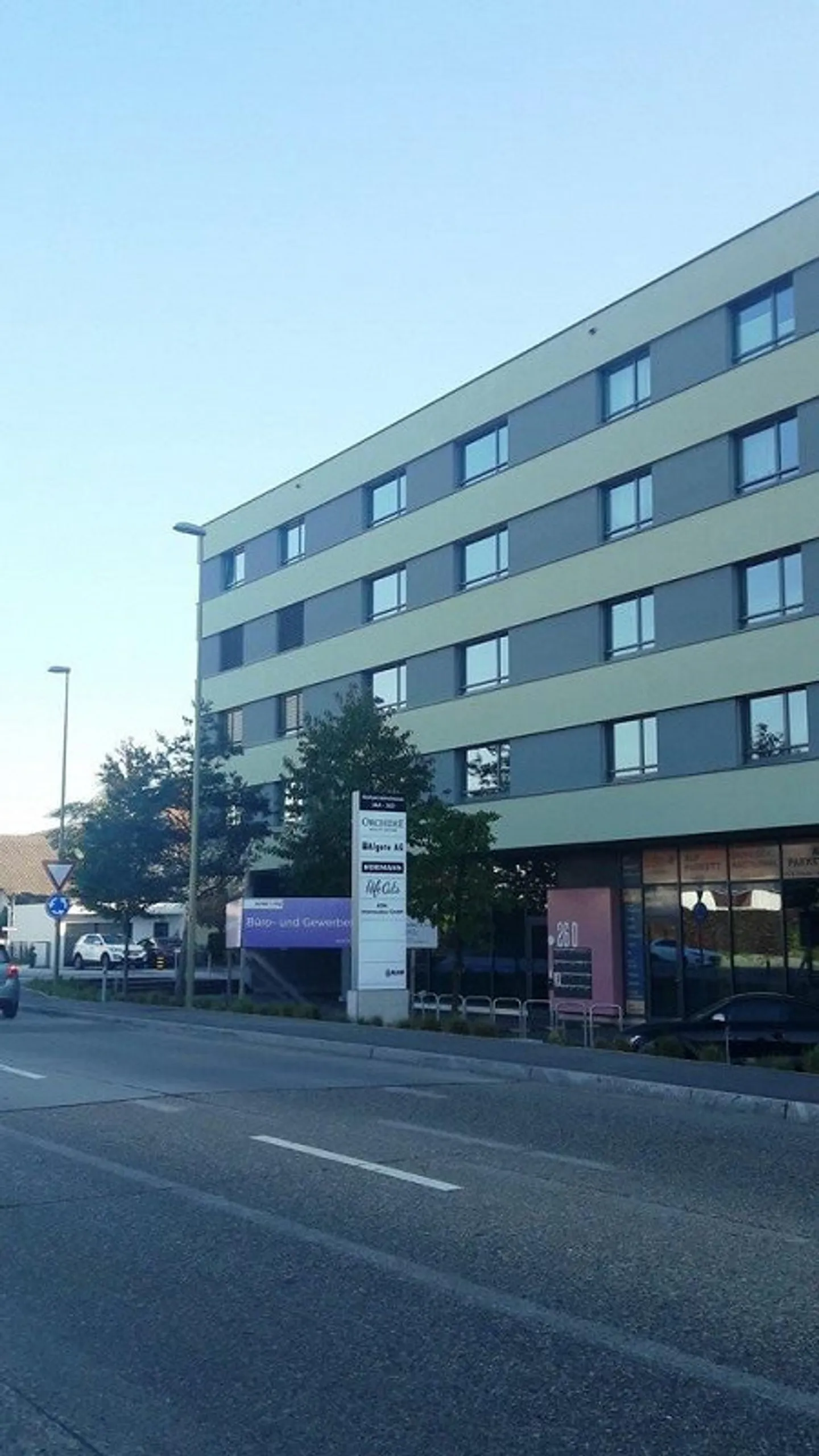 Locaux commerciaux (148m2) avec kitchenette et balcon - Photo 9 sur 9