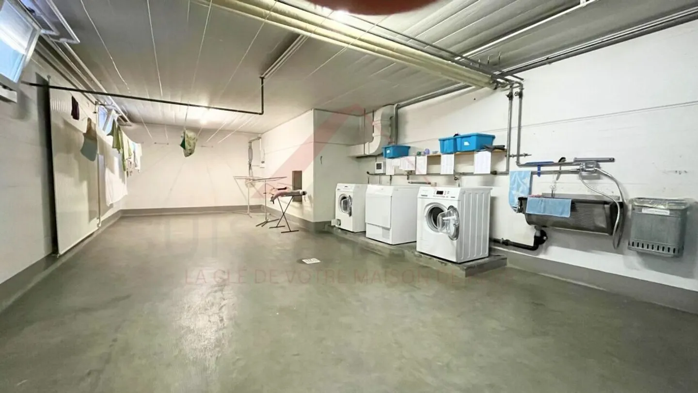 Herzstück in Échallens: 122 m² helles Apartment mit Balkon, Kamin und Dachboden zum Ausbauen - Foto 25 von 27