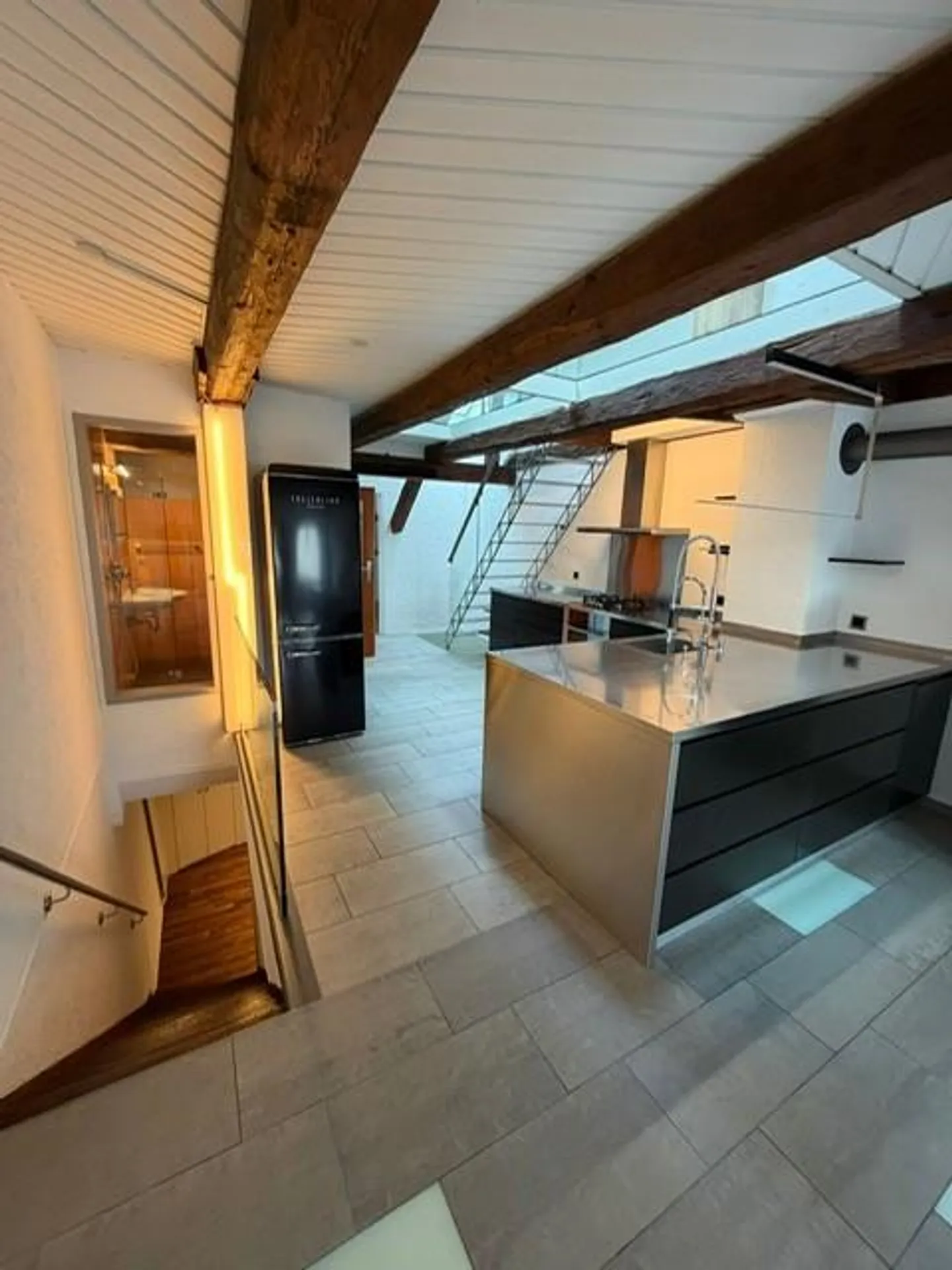 Appartement en duplex rénové de premier choix - Photo 3 sur 14