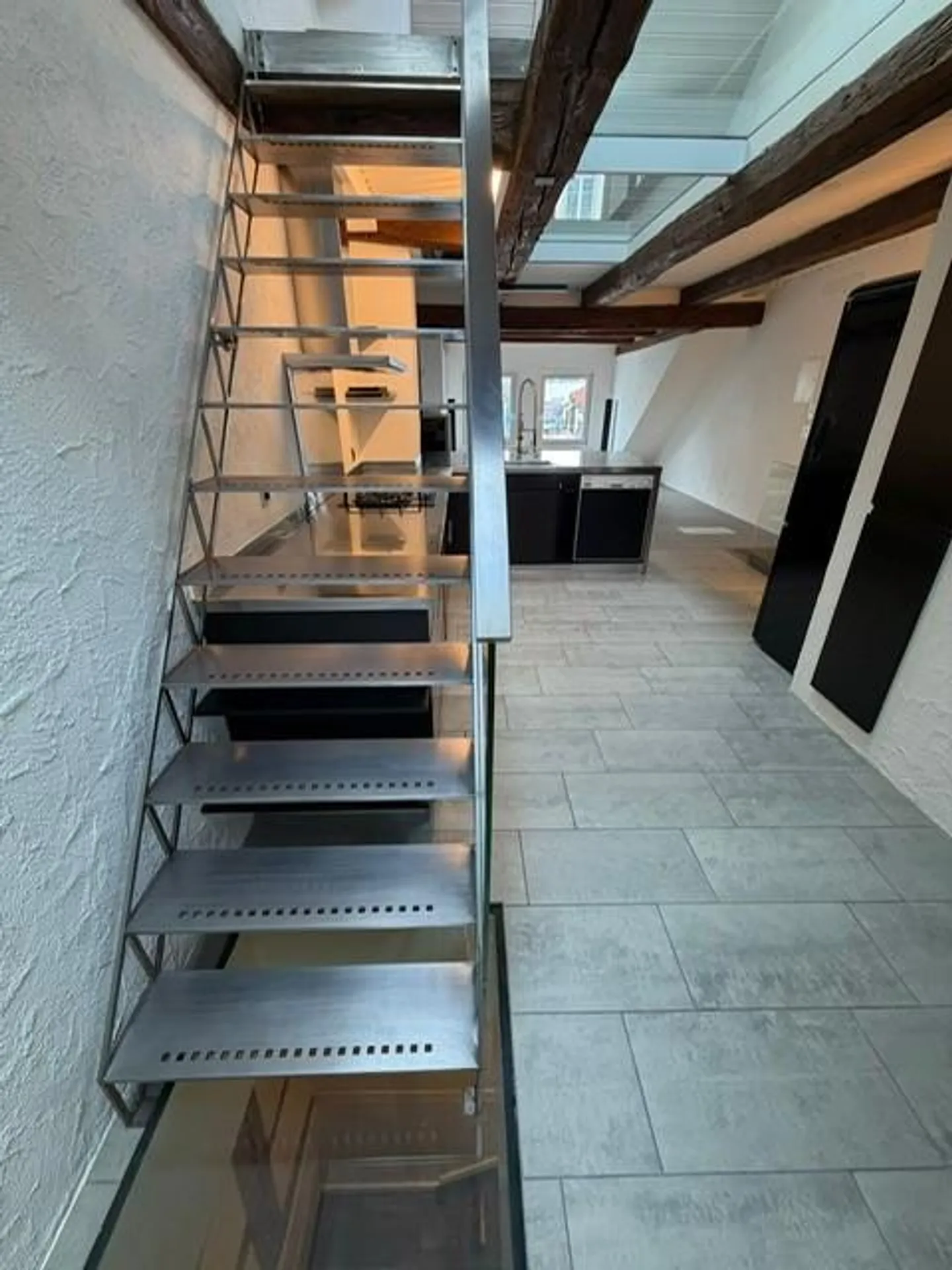 Appartement en duplex rénové de premier choix - Photo 4 sur 14