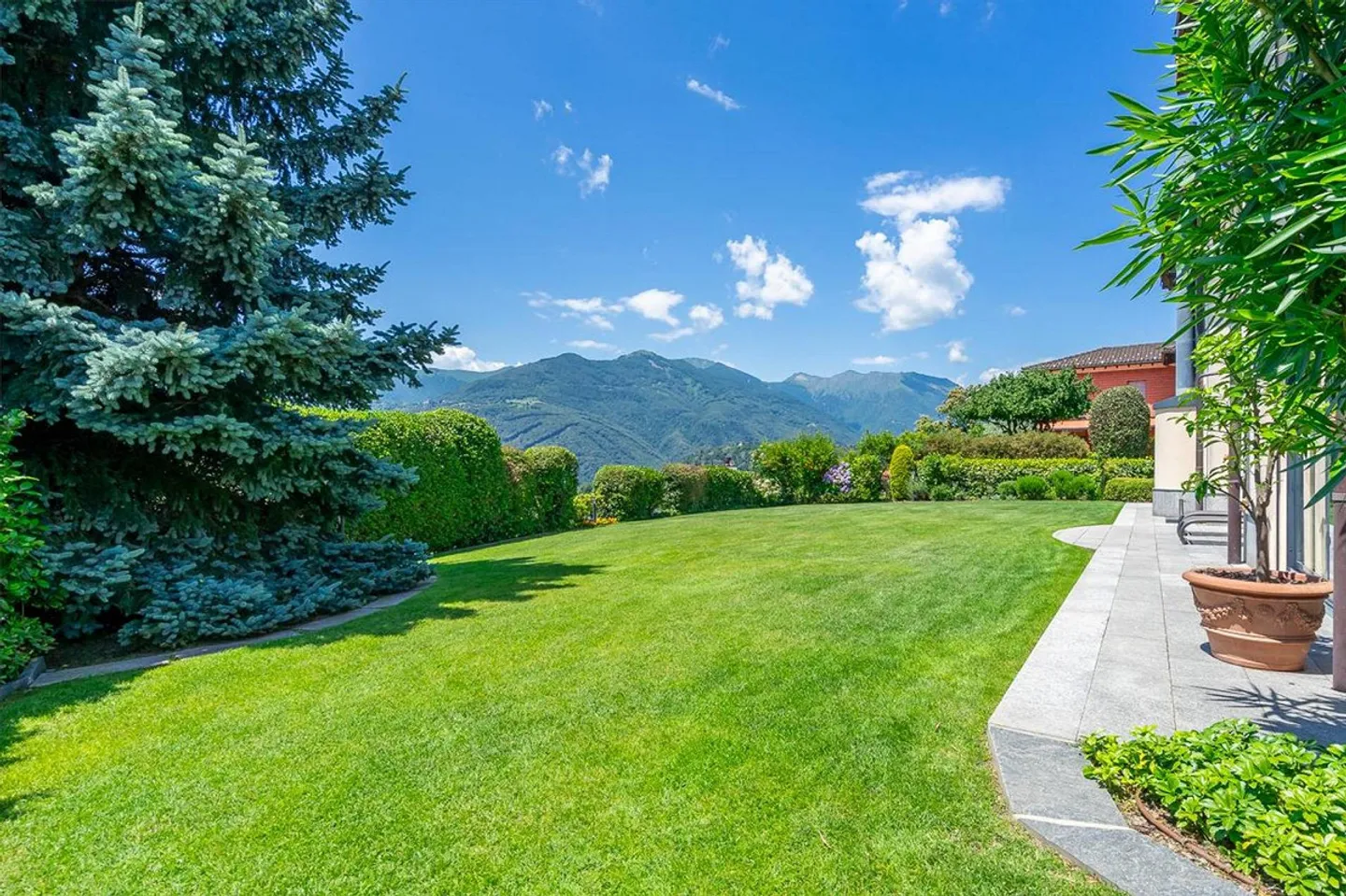 COMANO · VILLA INDIVIDUELLE AVEC GRAND JARDIN PLAT DANS UN QUARTIER RÉSIDENTIEL - Photo 1 sur 1