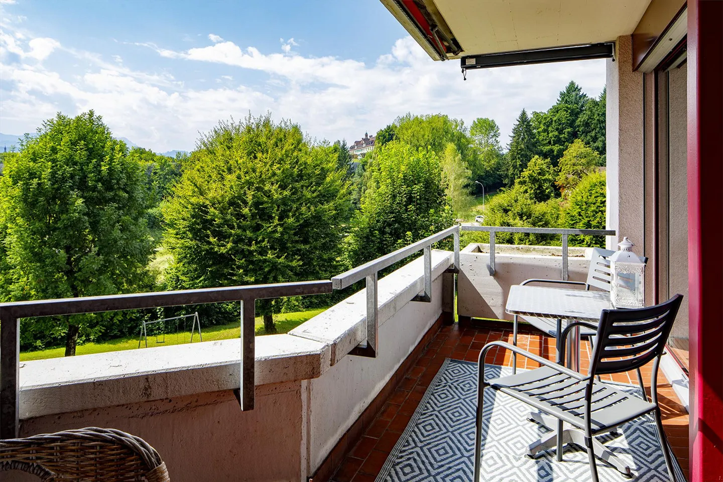 Ampio e ben curato appartamento di 3,5 stanze con vista panoramica - Foto 7 di 17
