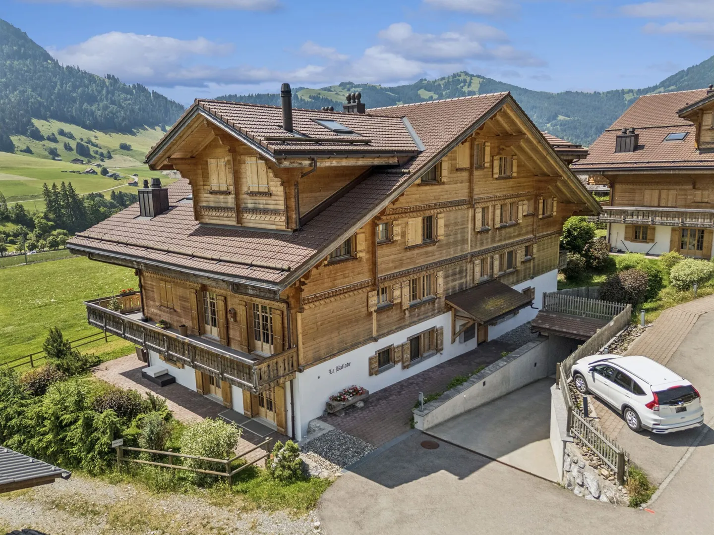 Luxuriöser Chalet-Styl auf zwei Etagen - 5.5-Zimmer-Wohntraum im Alpine Chic - Foto 2 von 13