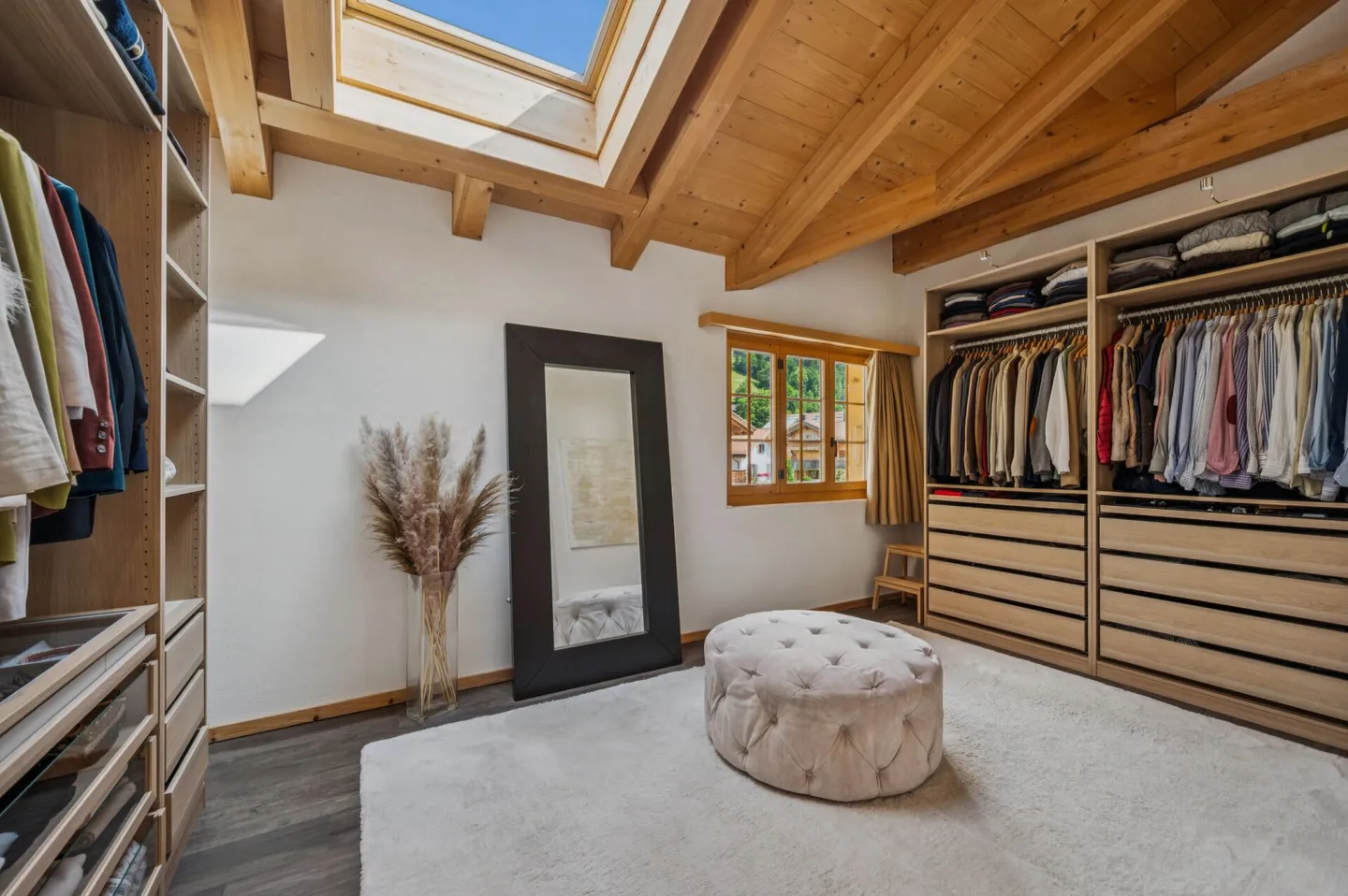 Luxuriöser Chalet-Styl auf zwei Etagen - 5.5-Zimmer-Wohntraum im Alpine Chic - Foto 3 von 13